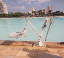 piscina com equipamento e céu aberto, 